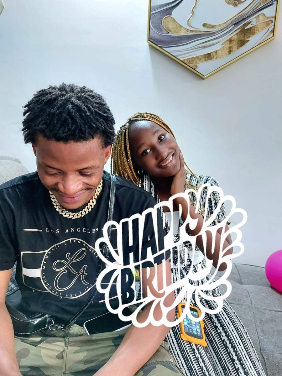 ozoneafrikbamba's tweet photo. Merci infiniment à mon fiston #Djess #Fromager qui a fait le show chez moi aujourd'hui.
Une belle surprise pour mon bébé, qui est une grande fan, pour ses 15 ans. C'était un bon kiff pour ses copines et toute la famille BAMBA.
JOYEUX ANNIVERSAIRE KENZA 😘 https://t.co/xFZnovZ9TY