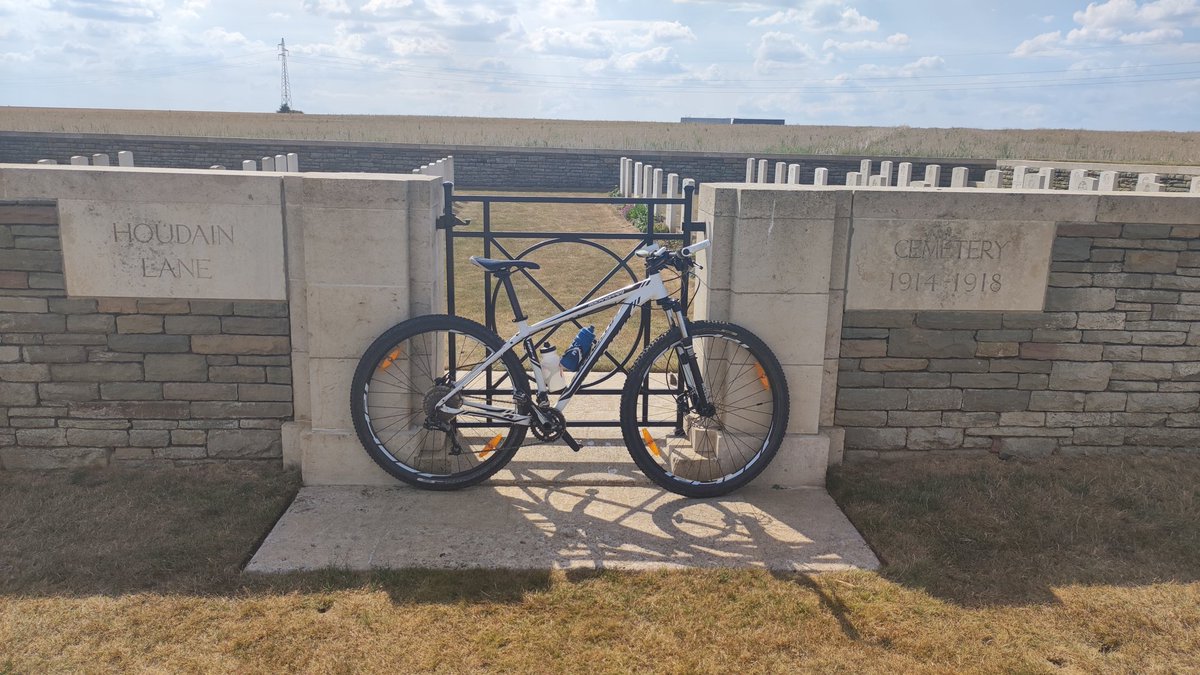 Une bonne balade dans ma campagne d'Arras.
Des belles grimpettes, des champs a perte de vue,du vent et le soleil... Que demander de plus?
#velo #specialized #arras #campagne