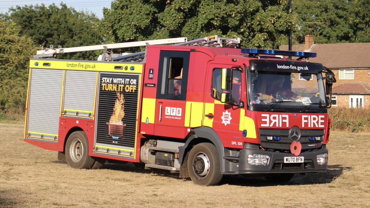 LondonFire_'s tweet image. A331 (Tottenhams Pump Ladder) on scene at a recent 10 pump grass fire at Rammey Marsh @LondonFire @HaringeyLFB #fire #londonfire #grassfire