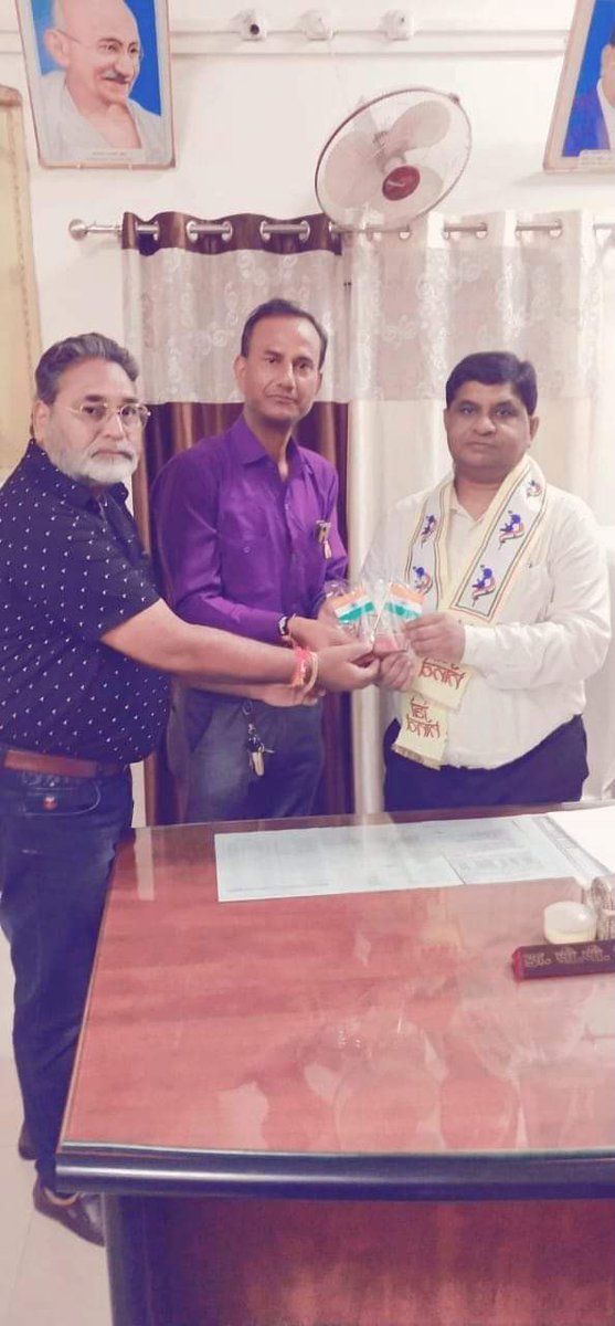 Sarvesh34453136's tweet photo. मुख्यचिकित्साधिकारी महोदय मैनपुरी को *पटका* पहनाकर व फ्लैग चिन्ह भेंट कर सम्मान करते हुए 
#सम्मान
@mainpuripolice 
@DmMainpuri 
@cmo 
@CMODelhi 
@arungovil12 
@myogiadityanath 
@BJP4UP 
@BJP4India 
#cmomainpuri 
#एस के दुबे मैनपुरीबस इक़ नाम https://t.co/kDoAOzvj0t