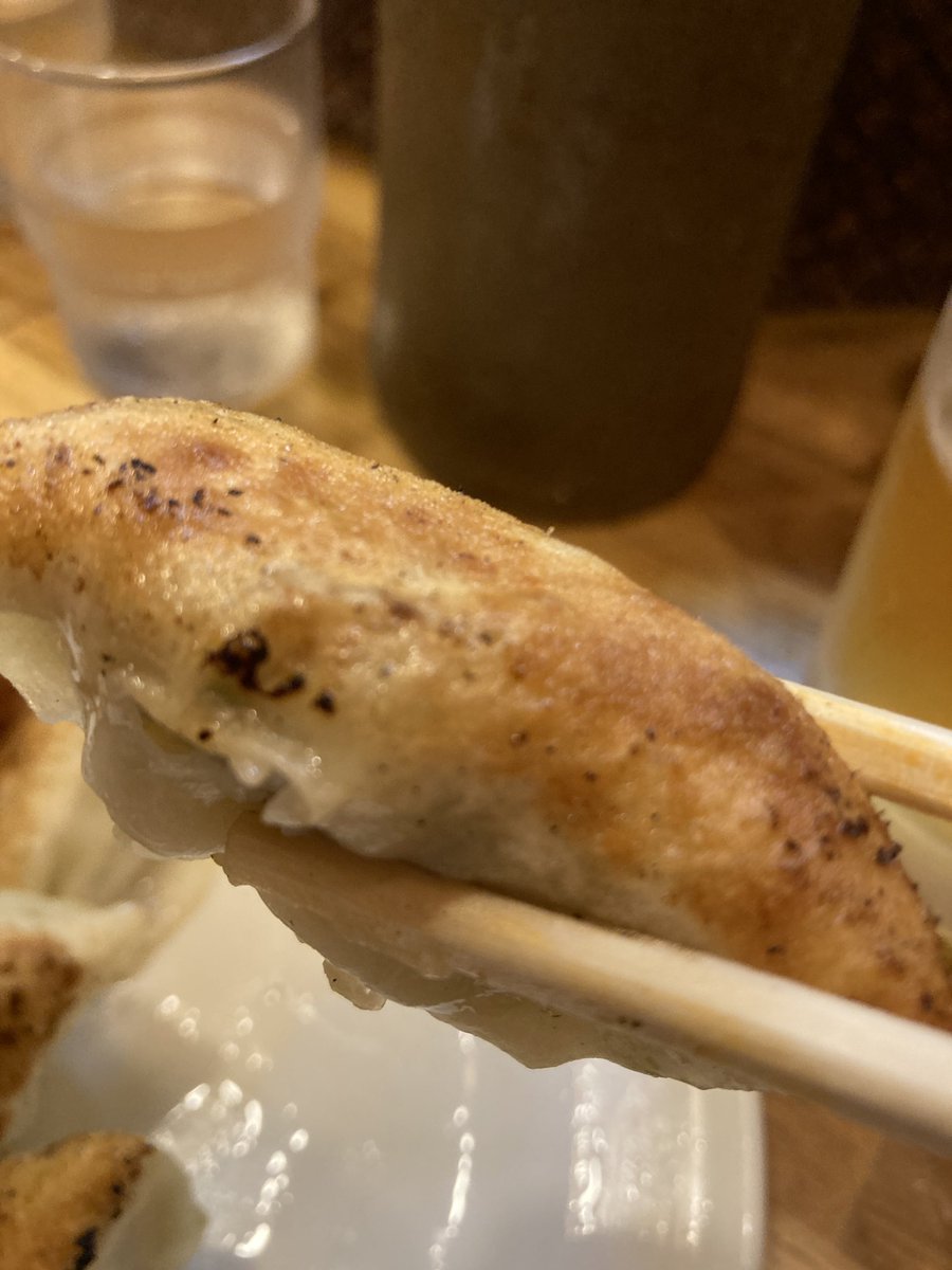 suzuniku's tweet photo. 福島といえば❗️
…餃子ですね✨

美味しい餃子でした🥟円盤じゃなくても、美味しいです！
#福島 #福島餃子 #餃子 #餃子会館 #餃子とビール https://t.co/uG24GK2DSl