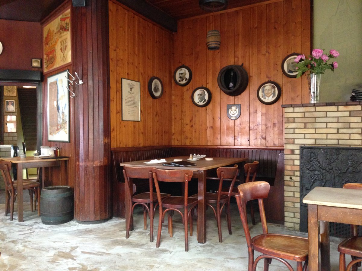 TempestTankard's tweet photo. Sand. And a quiet scuffling sound underfoot. It’s not like the crunch of pebbles in a beer garden, but there’s still something elemental about it. It's an old way of preserving floors, and you’re doing your part just by walking in to have a Kölsch. 

#beer #beertwitter #kolsch https://t.co/iVd4sOILhZ