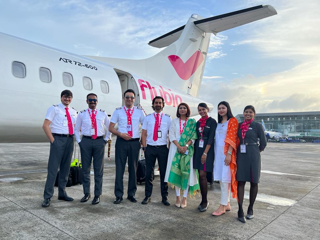 flybigairlines's tweet photo. Proud of our pilots and cabin crew who are relentlessly flying passengers and also celebrating #independenceday before take-offs!
#AzadiKaAmritMahotsav
#azadikamahotsav #independenceday2022 #flybig #harghartiranga #indiapilot
#guwahati #agartala #patna #rupsi #flybig https://t.co/Docfz7HfyJ