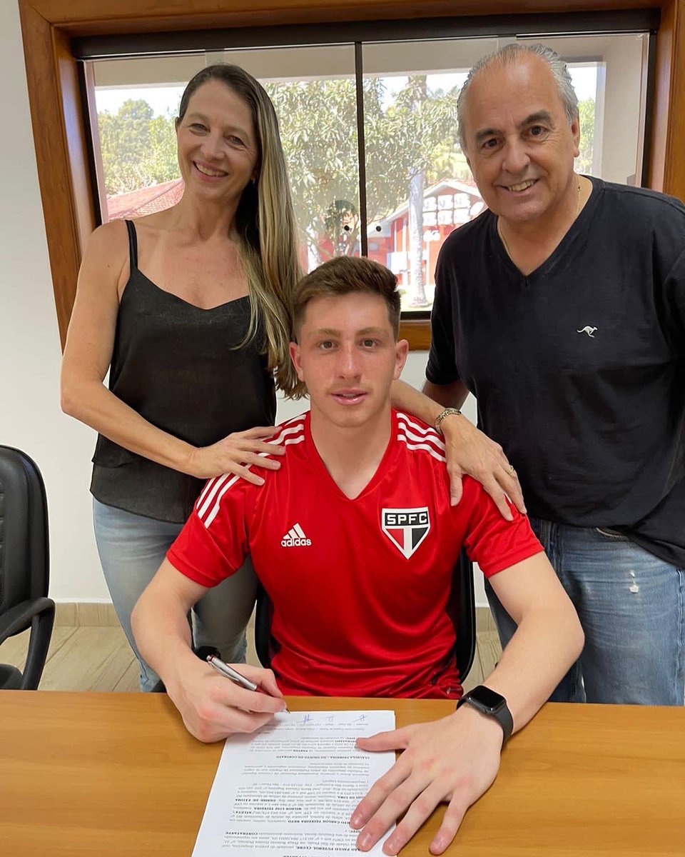 _robertoteixeir's tweet photo. Muito feliz por eu ter assinado meu primeiro contrato profissional!
Gostaria de agradecer a DEUS, ao @SaoPauloFC , minha família, meus amigos e meus empresários sempre estarem me apoiando.
Seguimos juntos!
🙏🏻🇾🇪 https://t.co/WOlD77DttT
