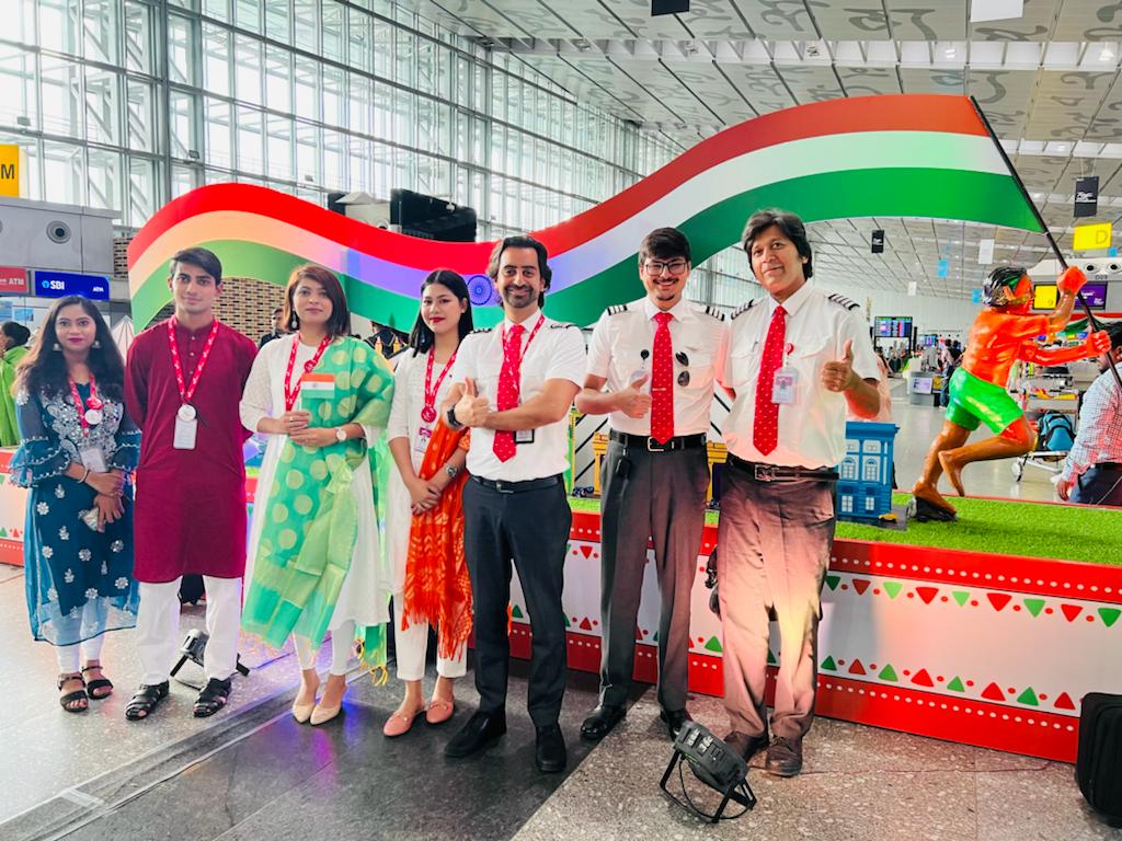 flybigairlines's tweet photo. Proud of our pilots and cabin crew who are relentlessly flying passengers and also celebrating #independenceday before take-offs!
#AzadiKaAmritMahotsav
#azadikamahotsav #independenceday2022 #flybig #harghartiranga #indiapilot
#guwahati #agartala #patna #rupsi #flybig https://t.co/Docfz7HfyJ