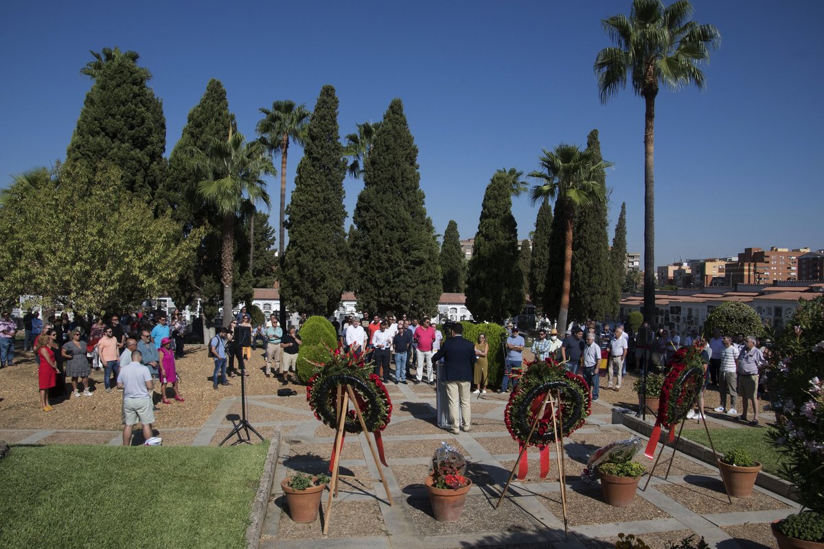 Homenaje, música y flores a los represaliados de la matanza de Badajoz extremaduraactiva.com/homenaje-music…