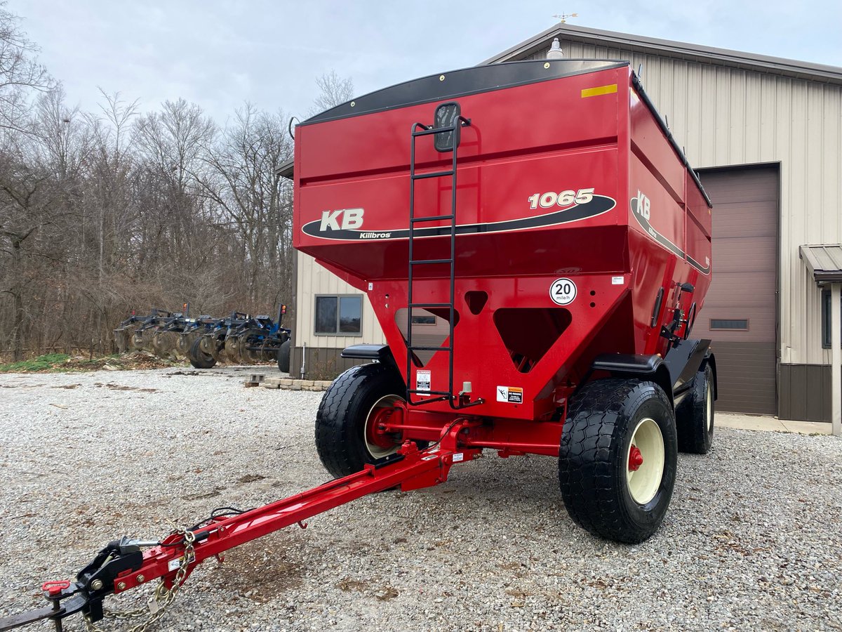 farmerstephen62's tweet photo. 2019 KillBros 1065 Gravity Wagon.  Lights, Brakes, Tarp.  Great condition, used very little! $18,500.  260-341-1280 https://t.co/dQoSgWeYA3