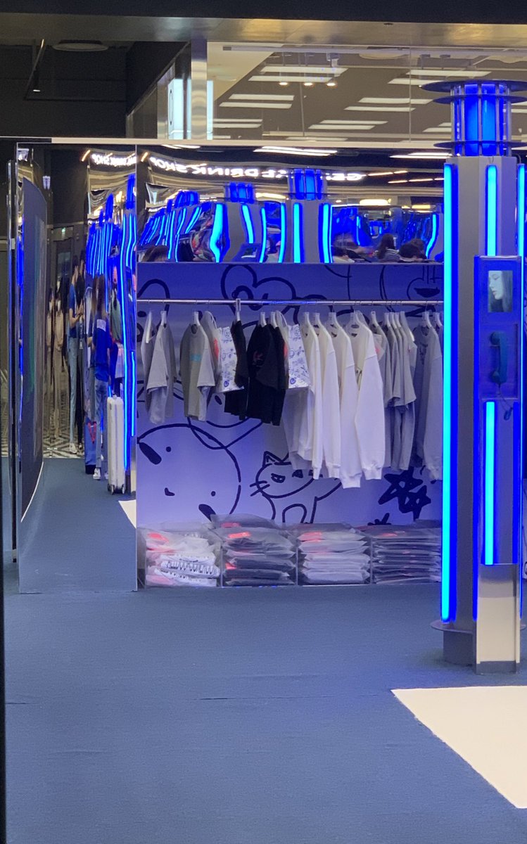 newjimuse's tweet photo. newjeans pop up store 
#NewJeans #뉴진스 https://t.co/FaitAeHu5E