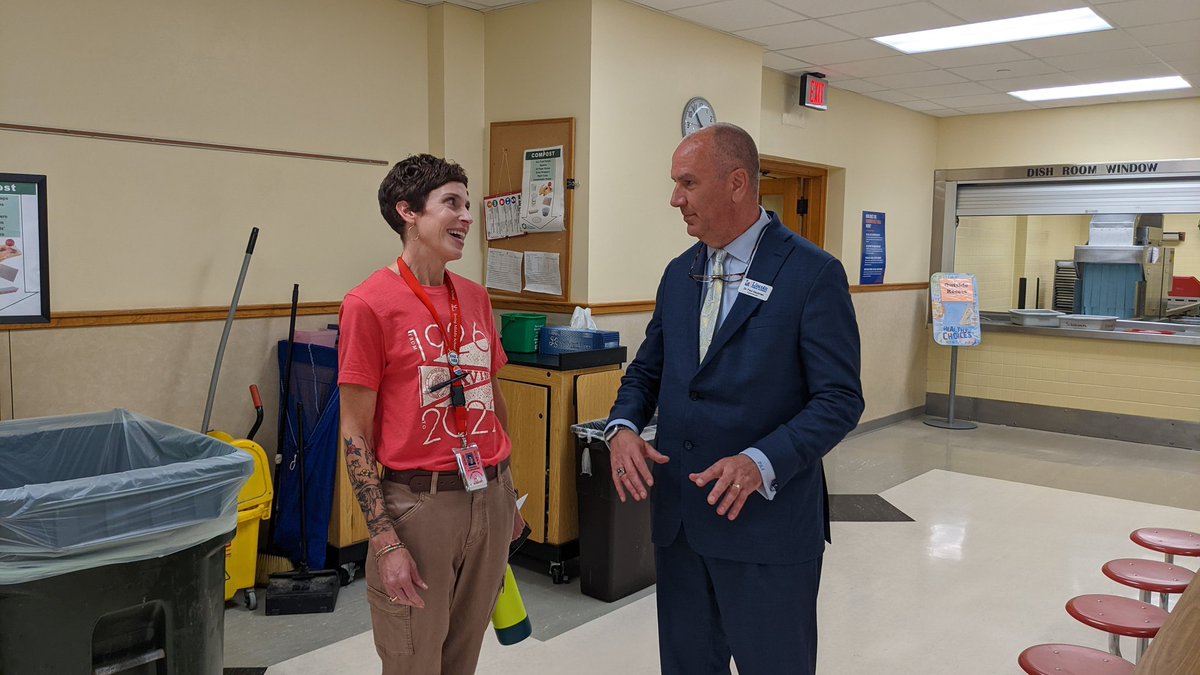 LPSorg's tweet photo. The @IrvingAardvarks welcomed @paulgausman on the first day along with the sixth graders. Odin was especially happy to see students and guests. #FirstWeekLPS #LPSProud https://t.co/MoieNYNdNg