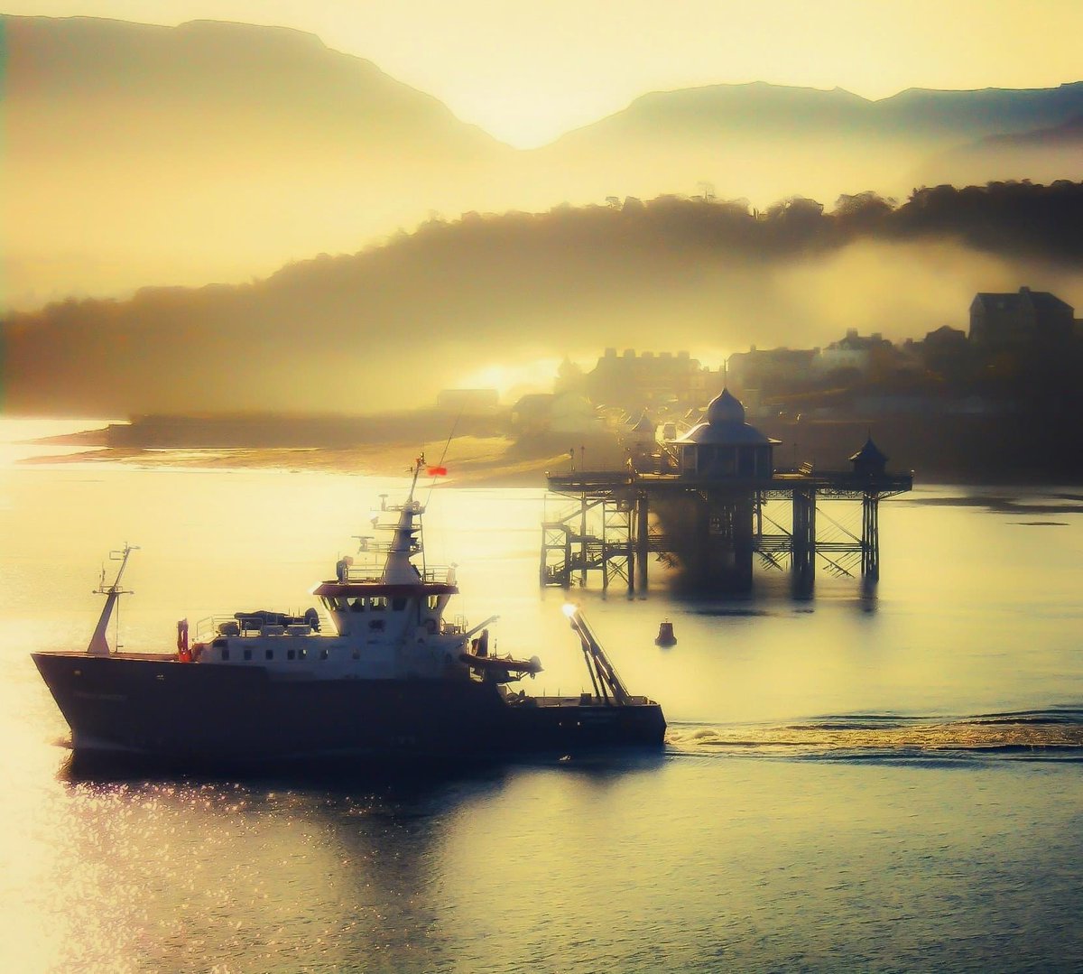 Our research vessel, The Prince Madog passing the pier...

📸 "A Misty Golden Morning" Taken by Marilyn E. Williams

#BangorUniversity @sos_bangor_uni