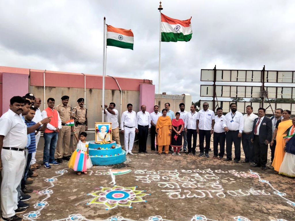 drmubl's tweet photo. #IndependenceDay celebration at SSS #Hubballi Railway station https://t.co/3aSXJxlHPX