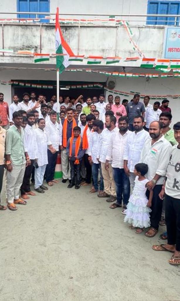 Sreenivas9866's tweet photo. ఈరోజు చేవెళ్ల లో జరిగిన స్వాతంత్ర వేడుకలలో చేవెళ్ల మాజీ పార్లమెంట్ సభ్యులు కొండా విశ్వేశ్వర్ రెడ్డి మరియు నాతోటి బీజేపీ కార్యకర్తలతో పాల్గొనడం జరిగింది... https://t.co/DZA8lLt3SM