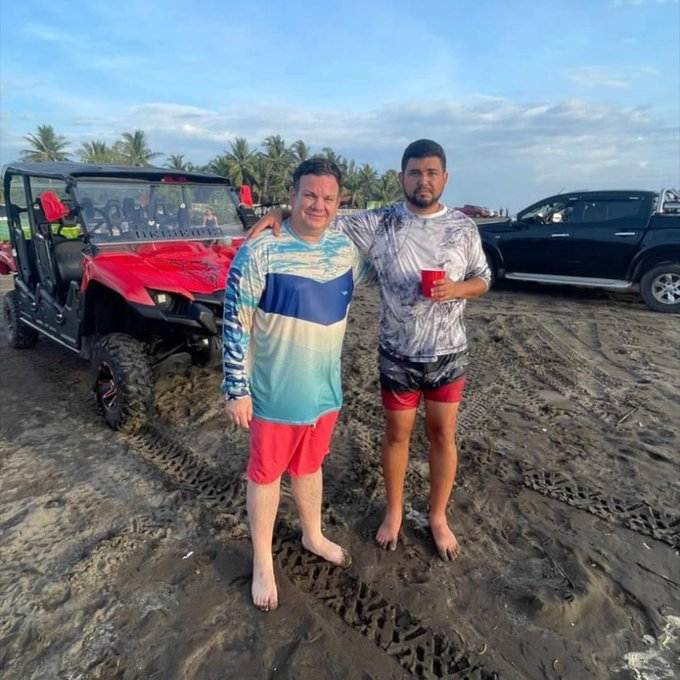 FenixUlloaVP's tweet photo. ¿Y a que hora van a multar a @ChrisGuevaraG por meter vehículos a la playa, @PNCSV @VMTElSalvador? https://t.co/qigQtPN6Kd