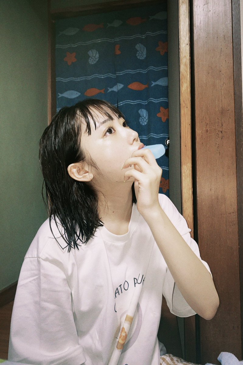 コロナが流行って3年間ばあばんちに行けてなかった
家もばあばもおばあちゃんもみんなちっゃくなったきがした
お墓参りできたのも嬉しかった
自分のちっちゃい頃からの写真がいっぱい飾ってあるおうち、部屋いっぱいにお布団敷いてくれてやっぱりお盆最高
🎐