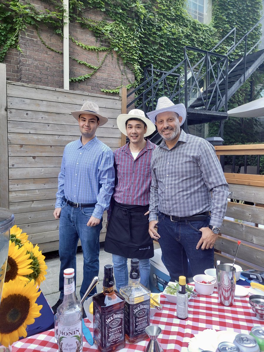 TOFacultyClub's tweet photo. Friday’s BBQ of the America’s buffet was a smashing success! The mint julep cocktail 🥃was also a huge crowd-pleaser. 📸 by Chloe Filteau
Keep your eyes peeled for our next social event! #uoft #summerBBQ #MembersOnly https://t.co/noZiOAr4Ps
