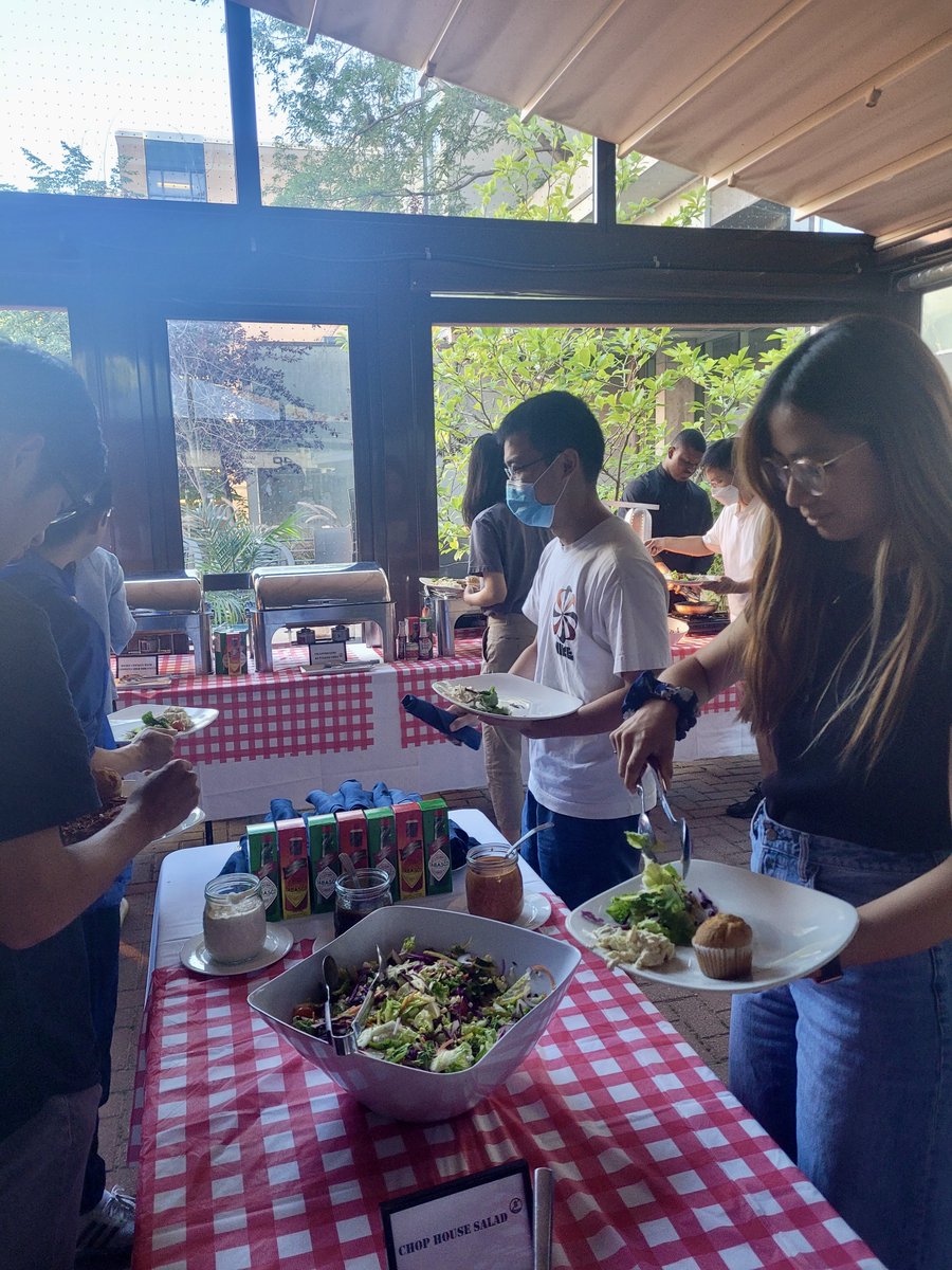 TOFacultyClub's tweet photo. Friday’s BBQ of the America’s buffet was a smashing success! The mint julep cocktail 🥃was also a huge crowd-pleaser. 📸 by Chloe Filteau
Keep your eyes peeled for our next social event! #uoft #summerBBQ #MembersOnly https://t.co/noZiOAr4Ps