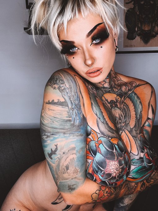 Im tired. Someone take me to bed&hellip;pretty please? https://t.co/6PwZAImbIx