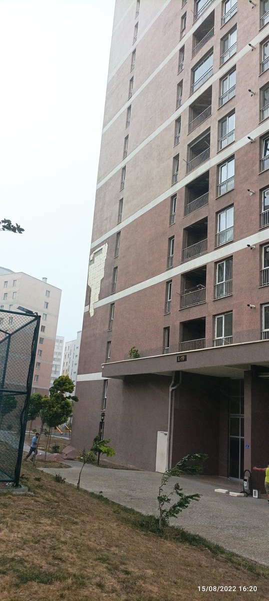 <a href="/ismailsaymaz/">İsmail Saymaz</a> Bu da Ankara Gülseren Mh 2 etap <a href="/Toki_Kurumsal/">TOKİ</a> konutları.10 dk fırtınada bu halde.Daha önce daha hafif yağmurda dış cephe dökülmeye başladı.İlla dikkat edilmesi için (Allah esirgesin) birinin canına mı mal olması gerekiyor. Sn <a href="/murat_kurum/">Murat KURUM</a> a aylardır etabın sorunlarını yazıyoruz.