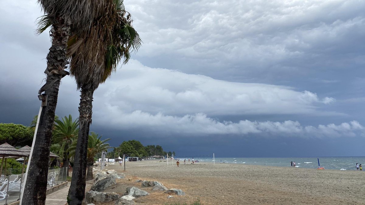 MeteoFrance_SE's tweet photo. ⛈️Vue vers les #orages intenses qui ont donné une belle activité électrique entre Aléria et Moriani (2B), de la #grêle et localement plus de 30mm de pluie
📷 #ObsParticipatives #Corse https://t.co/KTtzJqY33d