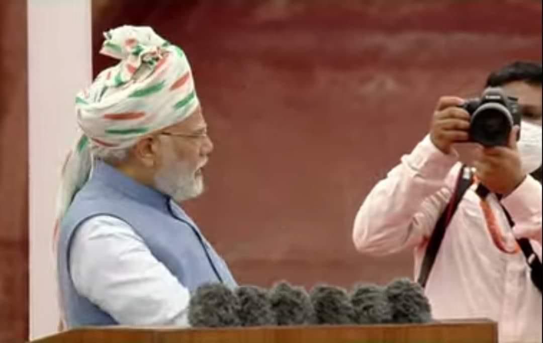 ysathishreddy's tweet image. Modi ji never misses cameraman! 
How can we miss noticing it? XD