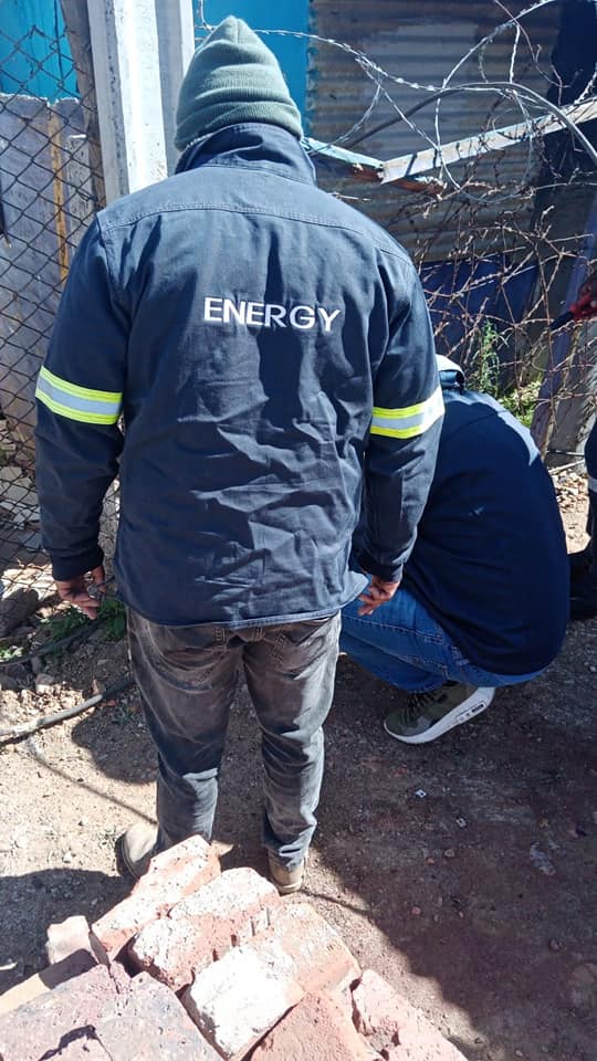 🚫ILLEGAL CONNECTIONS⚡
Today the City’s #EMPD and Energy Department led the campaign against illegal connections in Ramaphosa Informal Settlement, #Boksburg.
#SeeItReportIt #SaveOurInfrastructure