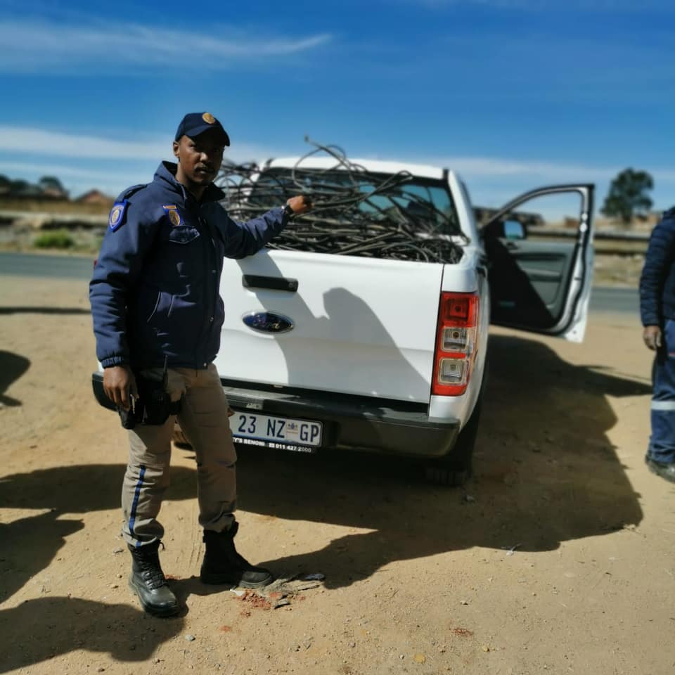 City_Ekurhuleni's tweet photo. 🚫ILLEGAL CONNECTIONS⚡
Today the City’s #EMPD and Energy Department led the campaign against illegal connections in Ramaphosa Informal Settlement, #Boksburg.
#SeeItReportIt #SaveOurInfrastructure https://t.co/Pyn8iDfEqz
