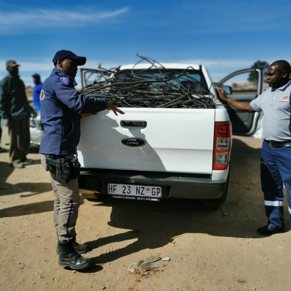City_Ekurhuleni's tweet photo. 🚫ILLEGAL CONNECTIONS⚡
Today the City’s #EMPD and Energy Department led the campaign against illegal connections in Ramaphosa Informal Settlement, #Boksburg.
#SeeItReportIt #SaveOurInfrastructure https://t.co/Pyn8iDfEqz