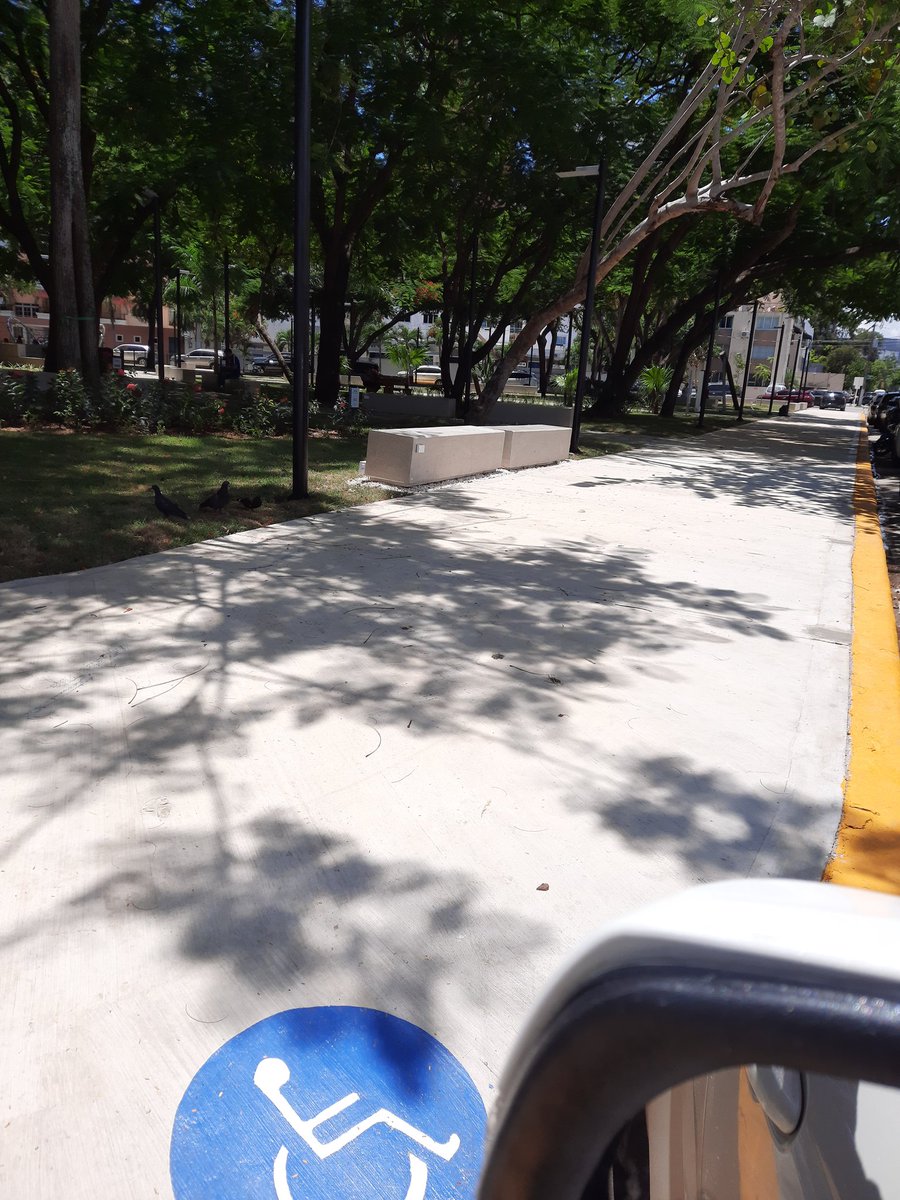 modestoasanchez's tweet photo. Excelente logro, un parque en el corazon de Naco frente justo donde se activan y reparan Corazones, de manera individual y los que luegon se Unen. Pero... y que paso con el espaldar de los asientos, sobre todo para lesionadas espaldas de muchos y sobre todos, los envejecientes. https://t.co/fuowCy1sfk