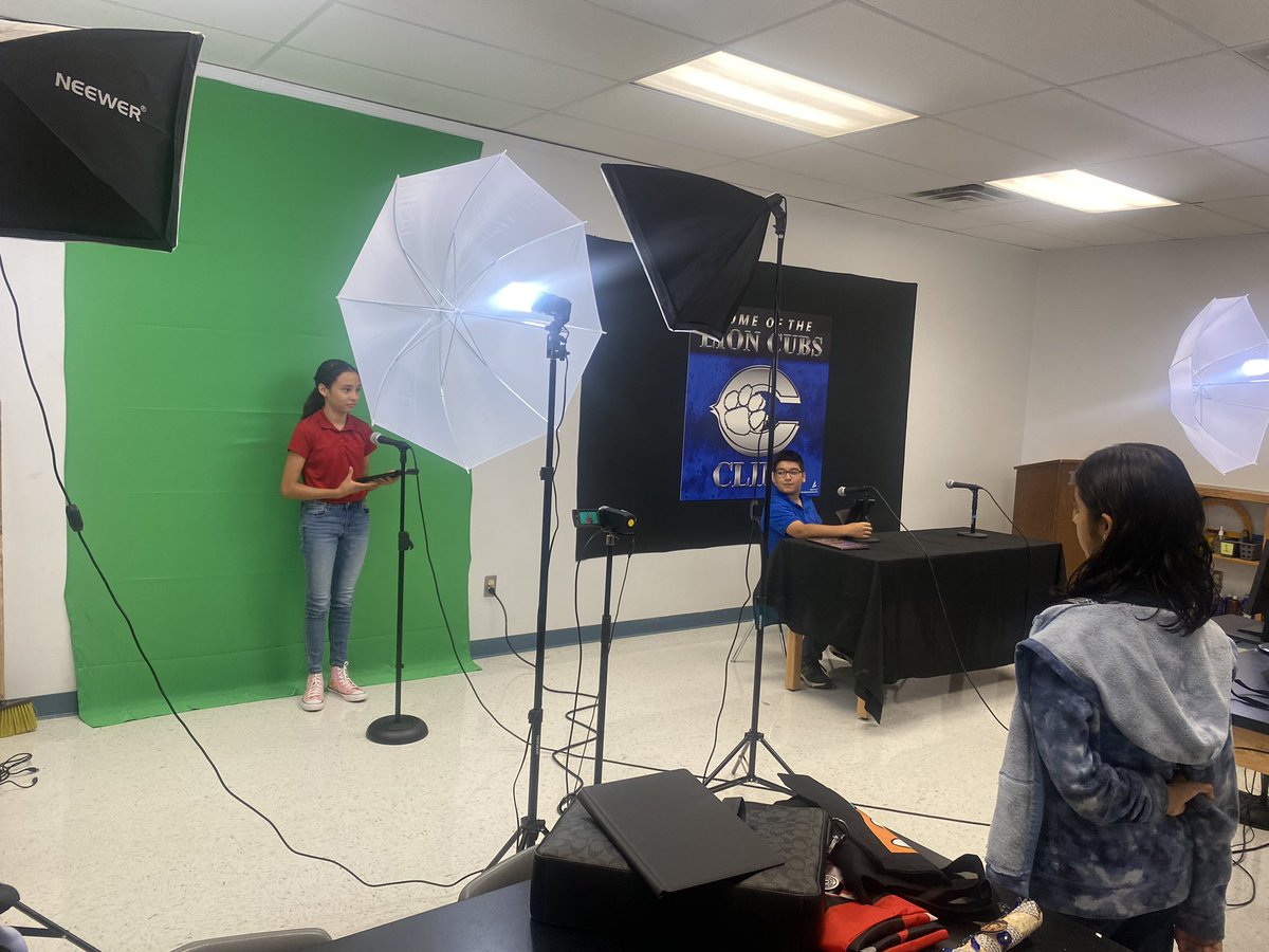 cisdinsttech's tweet photo. CUB NEWS go live at Clint JHS! The kids were excited and did an awesome job! Kudos to Mr. Salazar and his broadcasting team! 👏🎬🎥📽💙 @ClintisdTech @ClintISD https://t.co/AjaVGDMiee