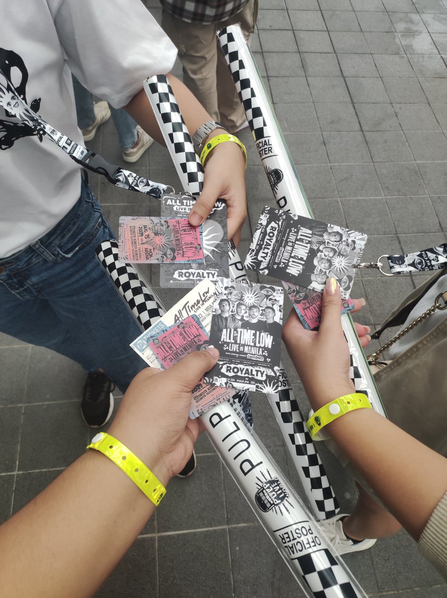 rheanaaaaaaaa's tweet photo. #AllTimeLowInManila this are my pics from the concert! I've been manifesting my attendance at this concert since 2015! I love y'all! @AllTimeLow @JackBarakat @AlexGaskarth @riandawson @zackalltimelow https://t.co/MkUckNus7b