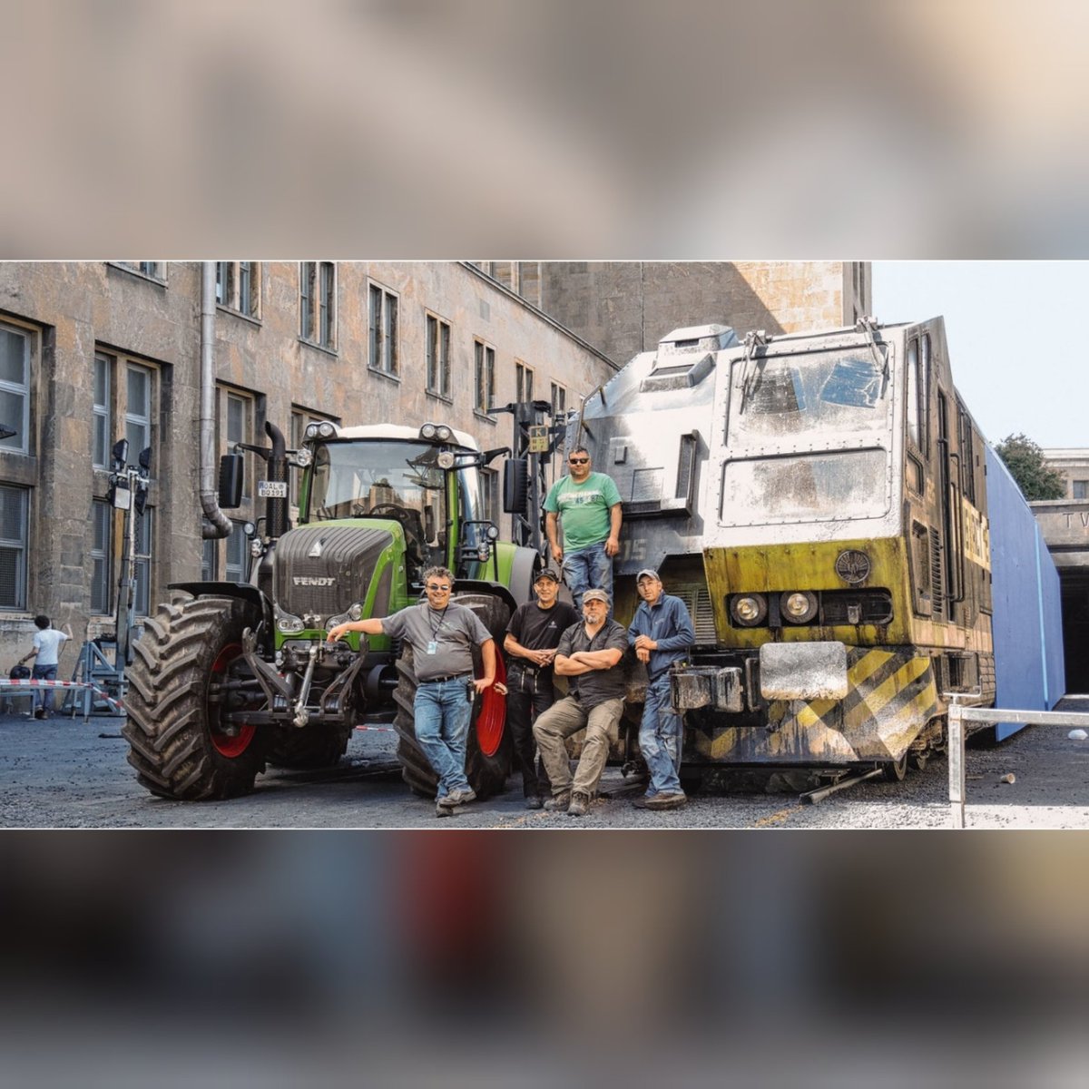 zsuzsanna_virag's tweet photo. "A sand storm is approaching. Fendt 933 with wind machine HULK "
Why is a Fendt-tractor in the Origo Studios so interesting?
The explanations in in this old article about #GerdNefzer, the two-time Oscar winner special effects supervisor of #dunemovie
https://t.co/yONn3Qpqiu https://t.co/C261BgeRWO
