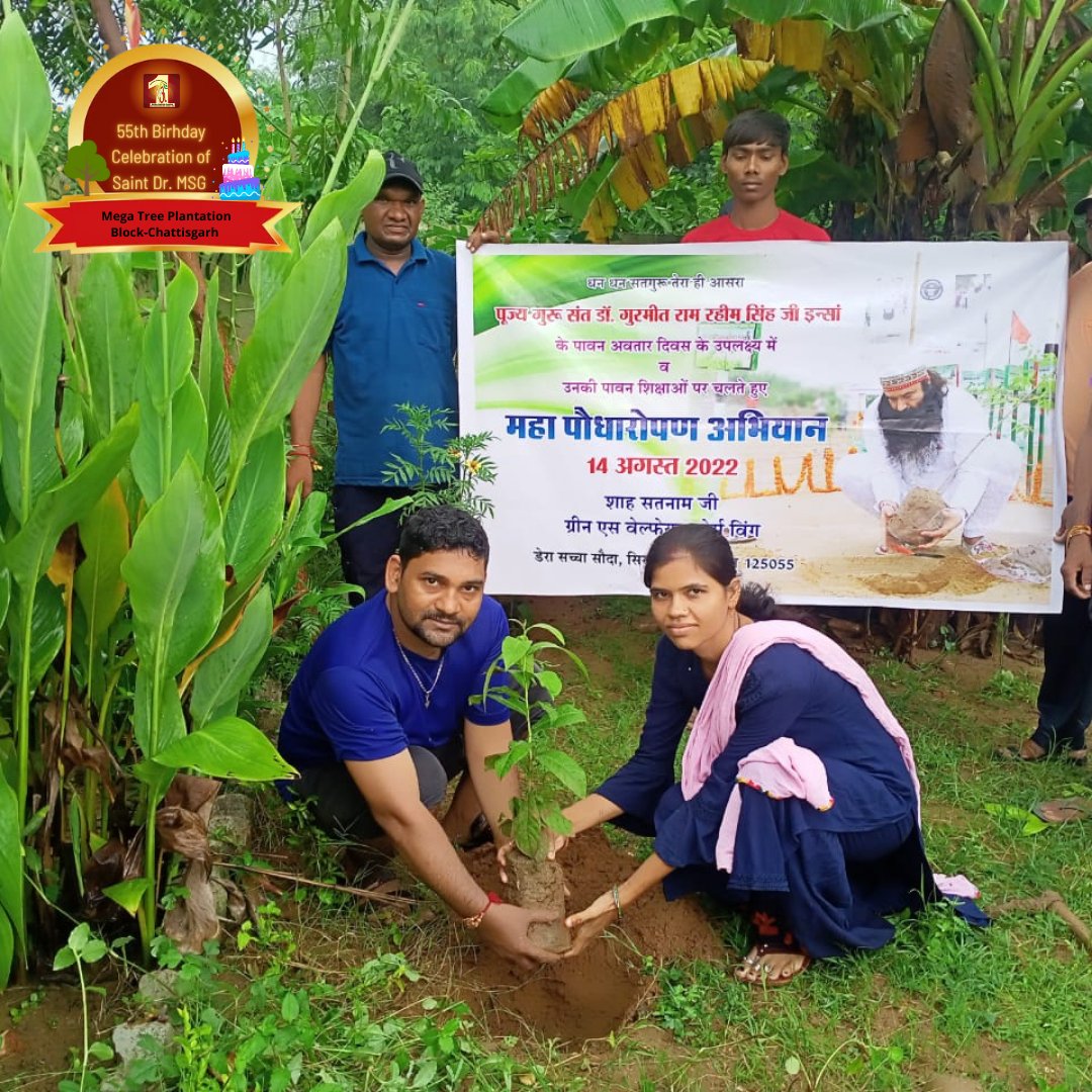 DSSNewsUpdates's tweet photo. Volunteers of #DeraSachaSauda celebrating the incarnation day of Saint Dr. @GurmeetRamRahim Singh Ji Insan by planting trees🌱and performing welfare works.
Check here the glimpses of #MegaTreePlantationDrive!
#PlantATree https://t.co/y5EsGGqkVB
