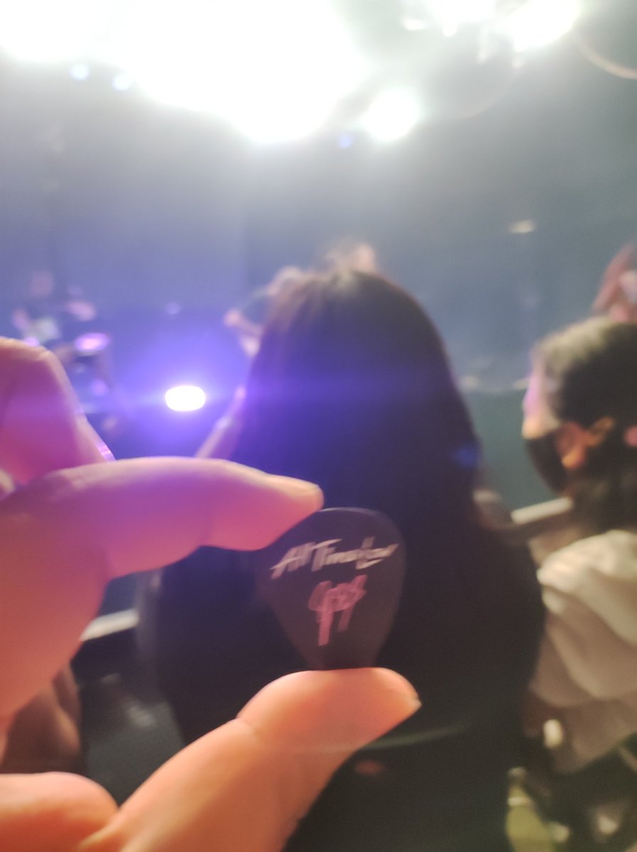 rheanaaaaaaaa's tweet photo. I GOT A FRKIN GUITAR PICK FROM JACK!!! I LOVE YOU @JackBarakat #AllTimeLowInManila https://t.co/Fxc0IPflJy
