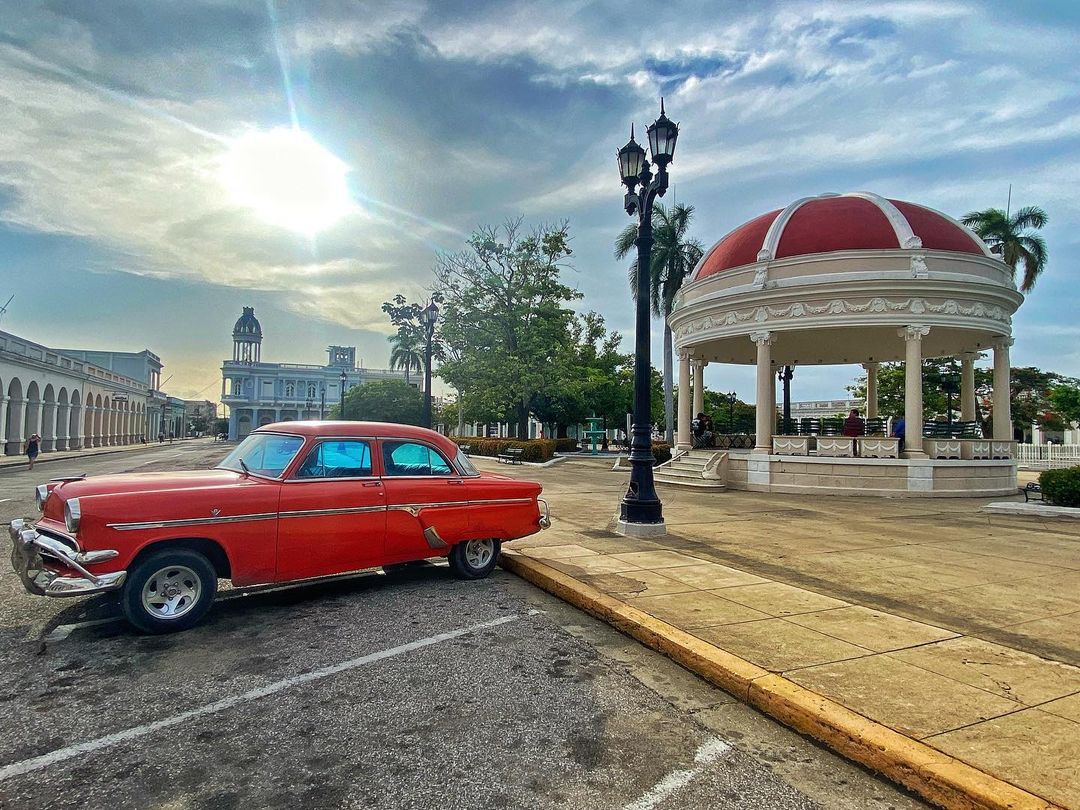 CienfuegosCfgos's tweet photo. ¡Qué alegría siempre eoncontrarnos con sus fotos tan chulas de nuestro bello #Cienfuegos en Instagram! 🥰🥰🥰
#CienfuegosLaPerla #Cuba 

📸@la_rache98 @elena_beatrizzz @gertjanroels @thegeorgeenagram https://t.co/gWgjjlRZ73