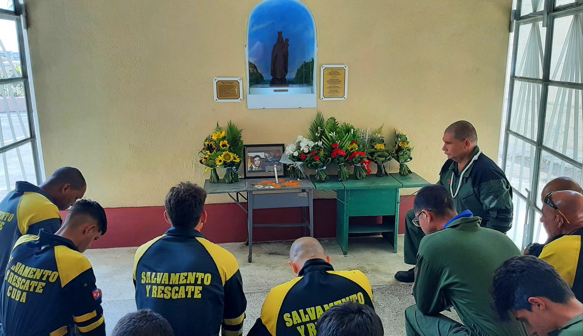 AleLRoss198's tweet photo. Un homenaje desde el corazón realizó el Comando 1 de Bomberos de Matanzas a sus compañeros caídos en el incendio de grandes proporciones en la Zona Industrial matancera. Se quedan en el corazón.  #CubaHonra @DiazCanelB @SuselyMorfaG https://t.co/rPByNLv5Nd