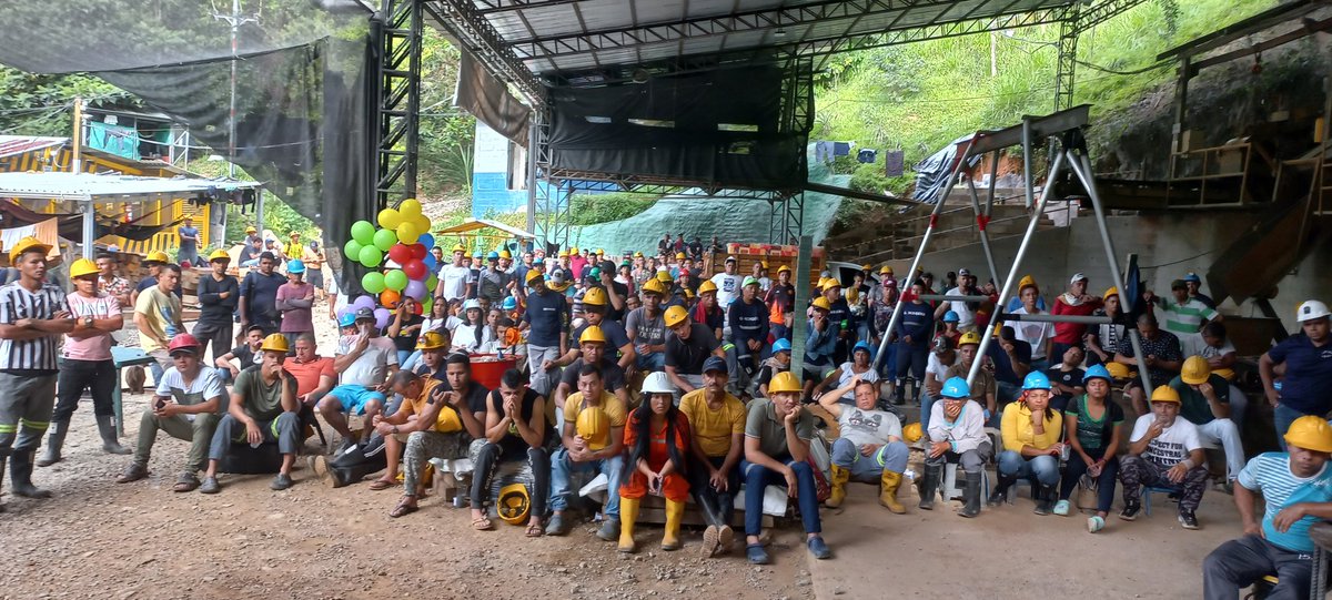 RuraliaUrbana's tweet photo. #ProyectoMatuna de #SegoviaAntioquia solidaria con #MinaElCogote estará presente en convocatoria hecha para asistir el #17deAgosto2022:#9AM al acceso de esa #UnidadMinera: Atentos a #DiligenciaJudicial que se adelantará.¡Comunidades que viven de #PequeñaMinería son #Dignas!⛏️👷🏽♂️🪃 https://t.co/lxDON1RuwT