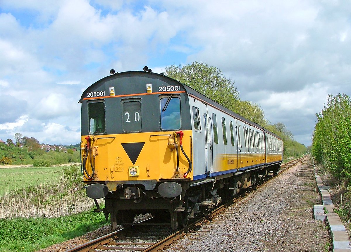 JohnWaddo's tweet photo. 205001 Seen on the Marshlink between Rye and Winchelsea, 05/05/2004. I miss the old DEMU's many happy days spent bashing these.
#marshlink https://t.co/OIoHTsM2Rl