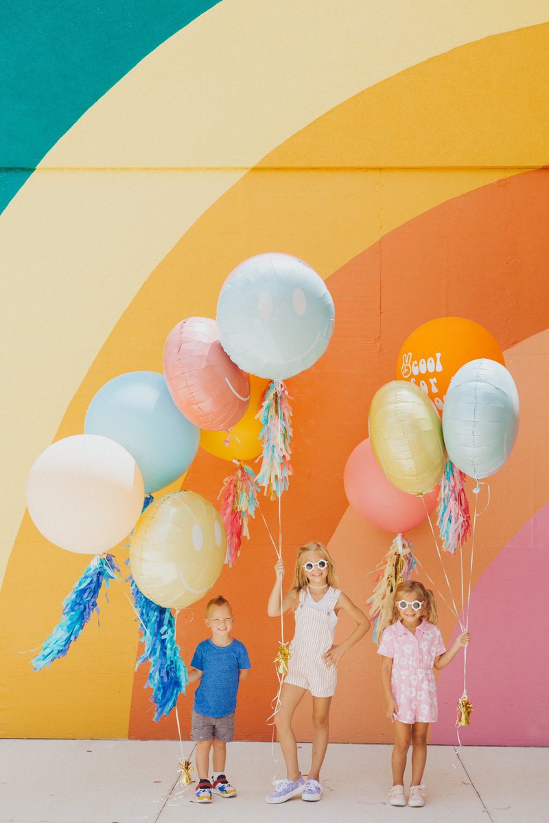 Dania_Pointe's tweet photo. These are #mondayvibes🧡☀️ 

 #photography by: #thehullaballoon
#mural by: #chalkandbrush 🎨 https://t.co/bkEiBG2i22