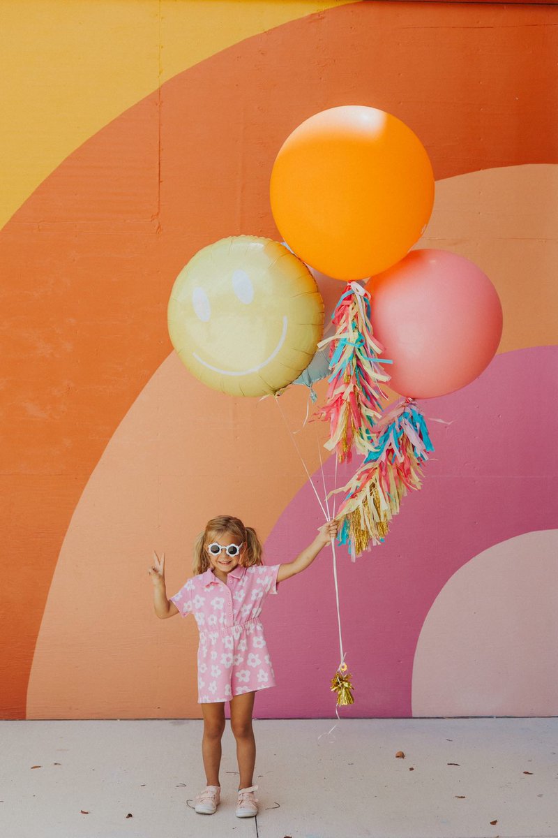 Dania_Pointe's tweet photo. These are #mondayvibes🧡☀️ 

 #photography by: #thehullaballoon
#mural by: #chalkandbrush 🎨 https://t.co/bkEiBG2i22