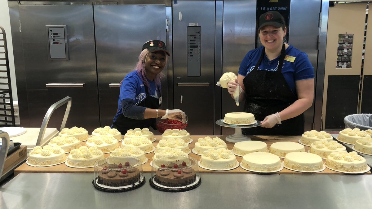 Come by our bakery! We have delicious cakes and more ready for you!