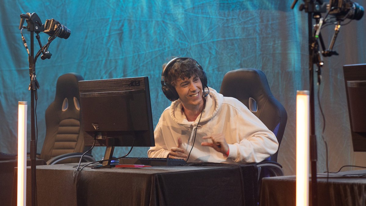 ArcticGE's tweet photo. 🇫🇷 Kenny got a big reason to smile after leaving the arctic. Winning both the streamer final and the 2v2 match, where he played together with 🇫🇷 ZeratoR 🎉

https://t.co/pWkH18zEB3

📸 @thhmoen 

#AGE2022 https://t.co/RdhVqU2Q8f