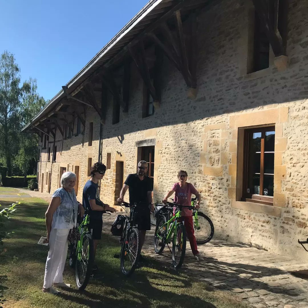 VelosPierrot's tweet photo. Séjour à vélo en famille, où quand  trois générations pédalent ensemble et partagent des moments privilégiés sur les petites routes ardennaises. (Suivies de près par la voiture balais 😜)
#ardennes #vacancesenfamille #sejourvelo https://t.co/2g0UpHlAri