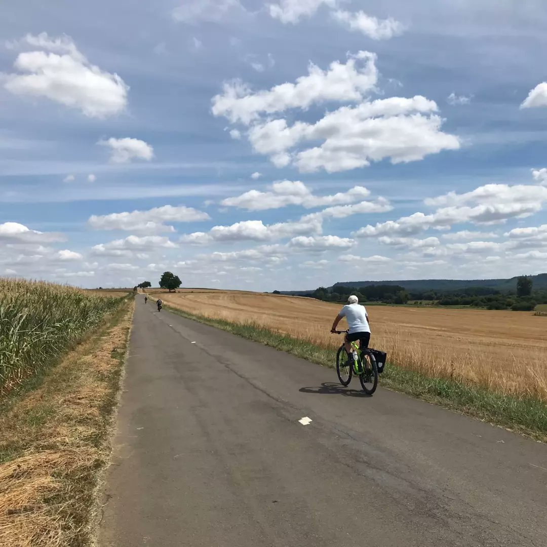 VelosPierrot's tweet photo. Séjour à vélo en famille, où quand  trois générations pédalent ensemble et partagent des moments privilégiés sur les petites routes ardennaises. (Suivies de près par la voiture balais 😜)
#ardennes #vacancesenfamille #sejourvelo https://t.co/2g0UpHlAri