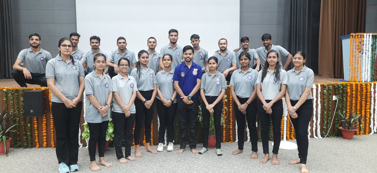 Nssmcu's tweet image. आज #IndependenceDay2022 के सफल कार्यक्रम का पूरा श्रेय @Nssmcu के स्वयंसेवकों को जाता है। भारी बारिश होने के बावजूद भी उन्होंने अपने लक्ष्य को हासिल किया।
&quot;शिक्षा द्वारा समाज सेवा एवं समाज सेवा द्वारा शिक्षा&quot;
स्वयंसेवकों का यह प्रयास सराहनीय है।
#NSS #MCU @mcu_bhopal @kg_suresh