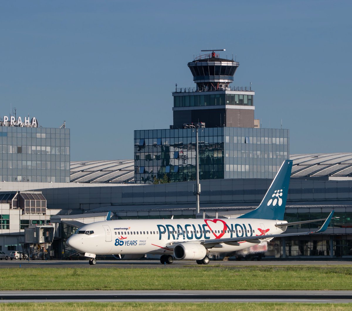 prague_plane_cz's tweet photo. Prague Airport Tower with Prague ❤️ You livery.✈️ @PragueAirport @SmartwingsGroup 
✈️ B737-800 OK-TVF
✈️ Smartwings 
📍 Prague Airport https://t.co/CIhaMvvRDc