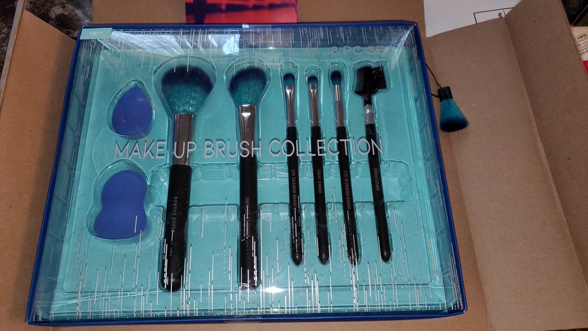 ReviewsDawn's tweet photo. Thank you @HomeTesterClub and @Walmart! First, I love the packaging and presentation! So lovely for gift-giving! The handles are very sturdy and the bristles of the brushes are high quality. #hometesterclub #makeupbrushcollection #walmart https://t.co/hgMnGIipBT