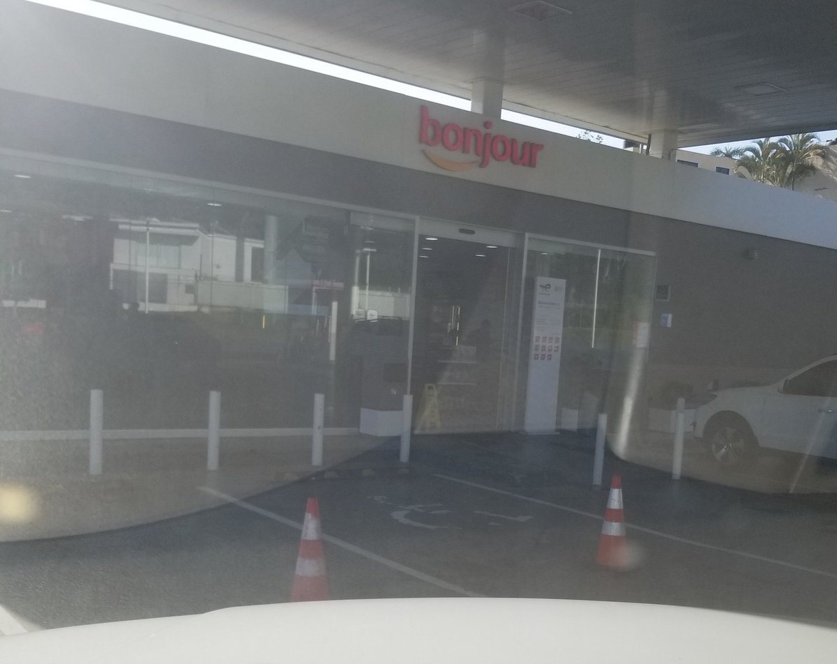 Atención <a href="/TotalEnergiesDO/">TotalEnergies Dominicana</a> <a href="/ProConsumidorRD/">ProConsumidor</a> La estación Total de la Av. República de Colombia (Arroyo hondo III) de 7am a 9am tienen el parqueo de discapacitados cerrado, todos los dias, para lavarlos a manguera. Hagan eso en otro horario!