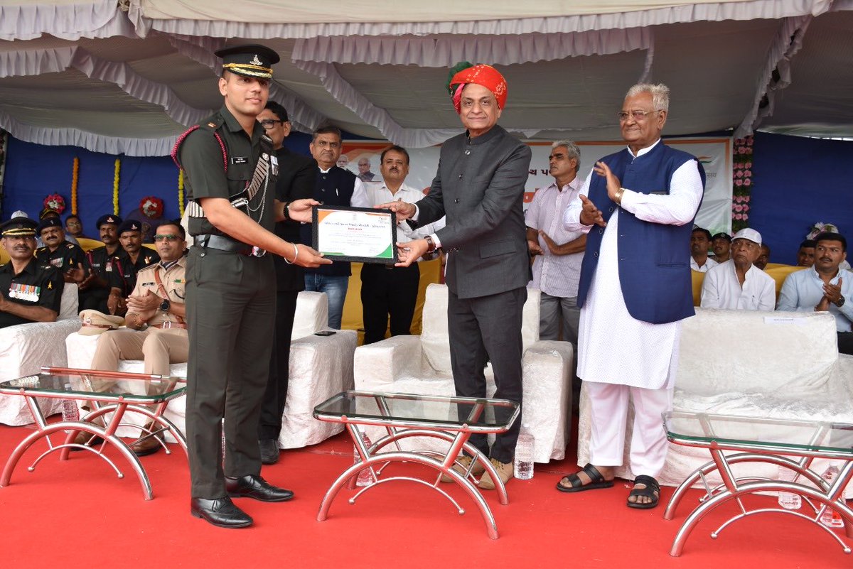 Certificate of appreciation to staffs for their exemplary work in their respective field at Independence Day function at Sayla of Surendranagar District. ⁦<a href="/CollectorSRN/">Collector Surendranagar</a>⁩ ⁦<a href="/pkumarias/">Pankaj Kumar</a>⁩ ⁦<a href="/DDOSURENDRANAGR/">District Panchayat Surendranagar</a>⁩ ⁦<a href="/SPSurendranagar/">SPSurendranagar</a>⁩