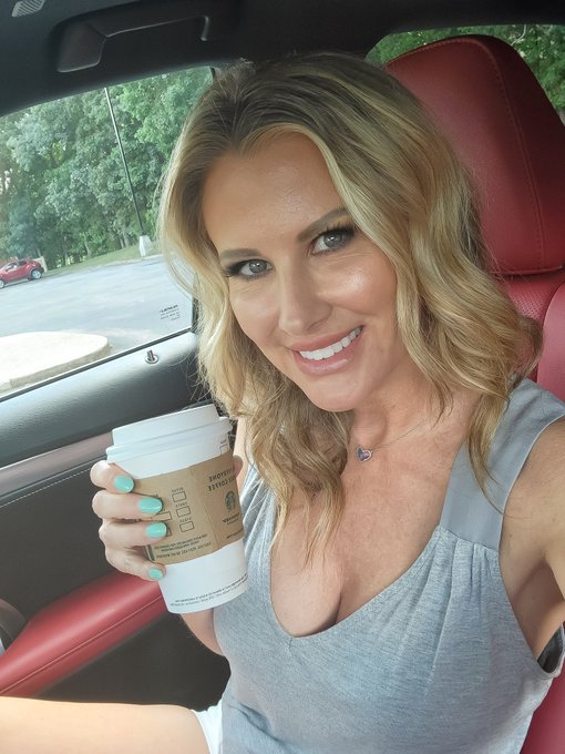 Who is up and ready for this Monday? 
#MondayMorning #MondayMotivation  #fitmom #Coffee https://t.co