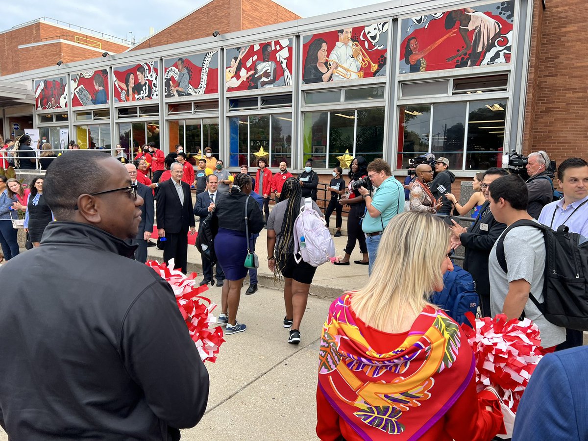 MilwaukeeMPS's tweet photo. Welcome back the students at Milwaukee High School of the Arts! #MPSDayOne #welcomeback #mspproud https://t.co/0eDCUIedbD